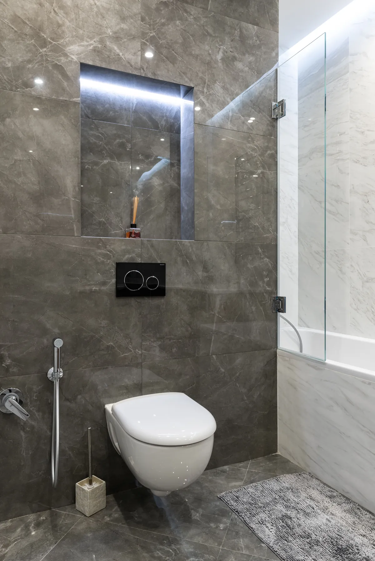 WC suspendu dans une salle de bain en marbre gris